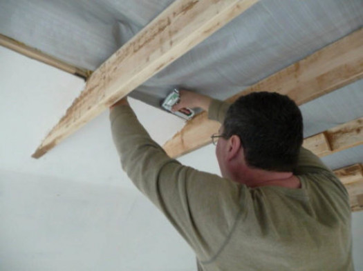 Как правильно выбрать материалы, чтобы положить пароизоляцию на потолок