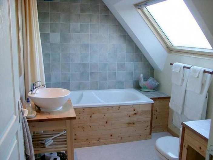 Особенности помещения и планировка ванной на мансарде